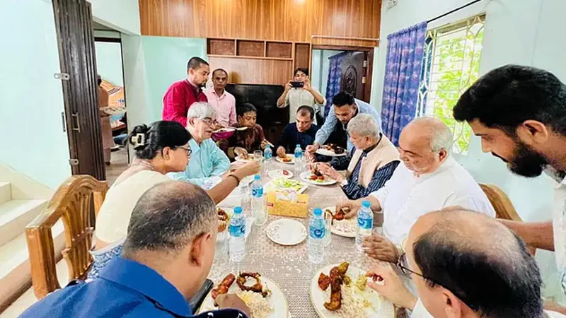 গ্রামের বাড়িতে দুই মন্ত্রীকে দুপুরের খাবার খাওয়ান ডিবি প্রধান মোহাম্মদ হারুন-অর-রশীদ। ছবি: সংগৃহীত