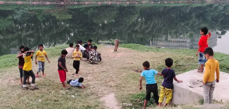 ইট পাথরের শহরে শিশুদের দুরন্তপনা