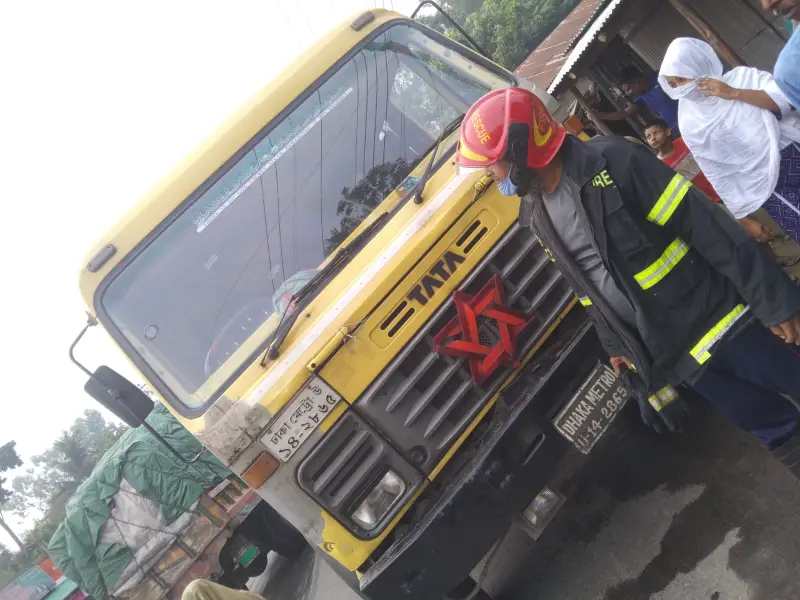 সিমেন্ট বোঝাই ট্রাক চাপায় ভ্যানযাত্রী নিহত সিমেন্ট বোঝাই ট্রাক চাপায় ভ্যানযাত্রী নিহত