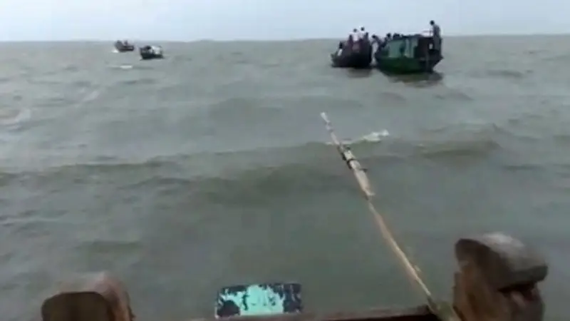 ঘুর্ণিঝড় সিত্রাং: সিরাজগঞ্জে নৌকাডুবে মা-ছেলের মৃত্যু ঘুর্ণিঝড় সিত্রাং: সিরাজগঞ্জে নৌকাডুবে মা-ছেলের মৃত্যু