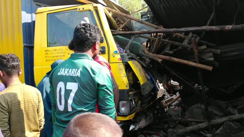 নিয়ন্ত্রণ হারিয়ে হোটেলে কাভার্ডভ্যান, বাবা-ছেলেসহ নিহত ৫