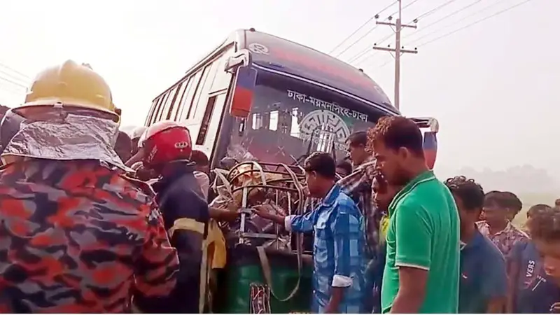 কুলিয়ারচরে বাসের ধাক্কায় সিএনজি অটোরিকশার দুই যাত্রী নিহত