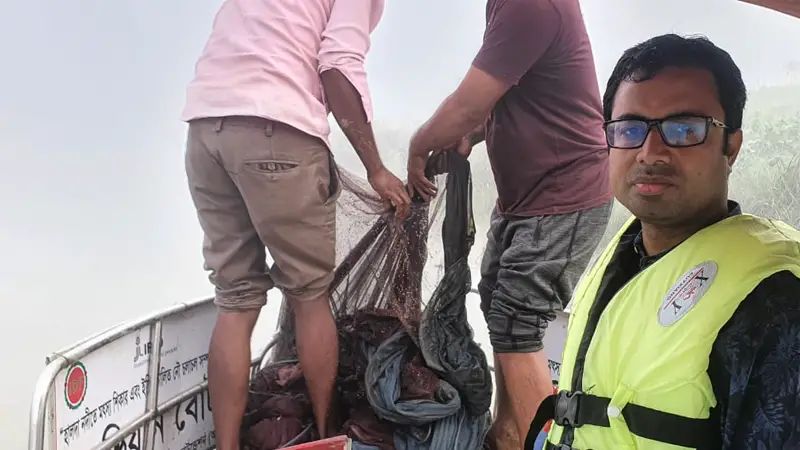 হালদায় অভিযান: ৭ হাজার মিটার জাল ও নৌকা জব্দ হালদায় অভিযান: ৭ হাজার মিটার জাল ও নৌকা জব্দ