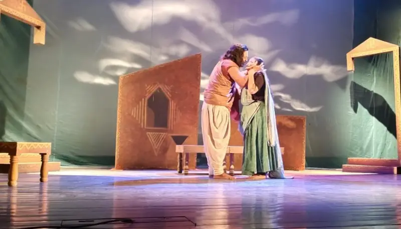 মঞ্চায়ন হলো নাটক ‘আষাঢ়স্য প্রথম দিবসে’ মঞ্চায়ন হলো নাটক ‘আষাঢ়স্য প্রথম দিবসে’