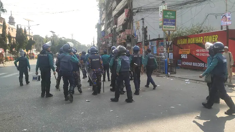 নয়াপল্টনে বিএনপি নেতাকর্মীদের পুলিশের ধাওয়া