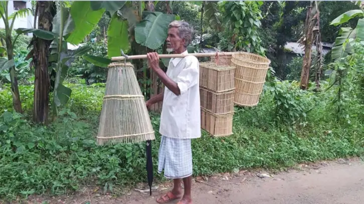 মীরসরাইয়ে কদর বাড়ছে মাছ শিকারের দেশীয় ফাঁদ চাঁই-পলোর