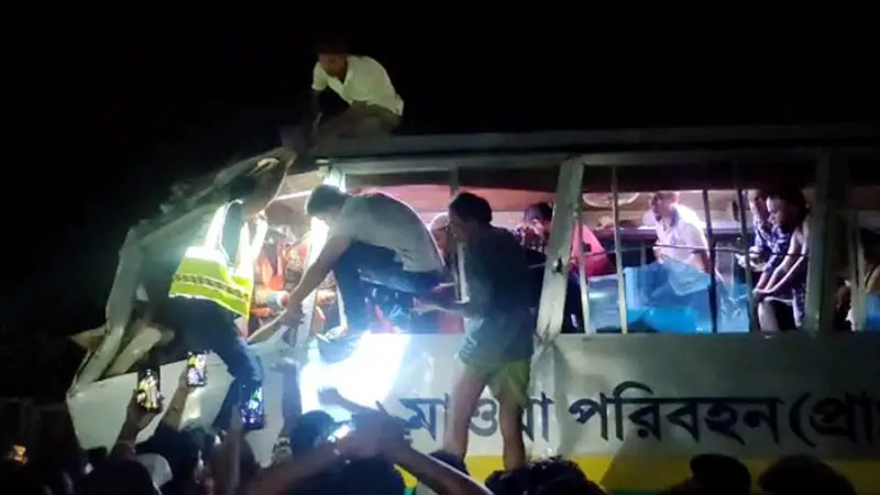 এক্সপ্রেসওয়েতে যাত্রীবাহী দুই বাসের সংঘর্ষে আহত ২০ এক্সপ্রেসওয়েতে যাত্রীবাহী দুই বাসের সংঘর্ষে আহত ২০