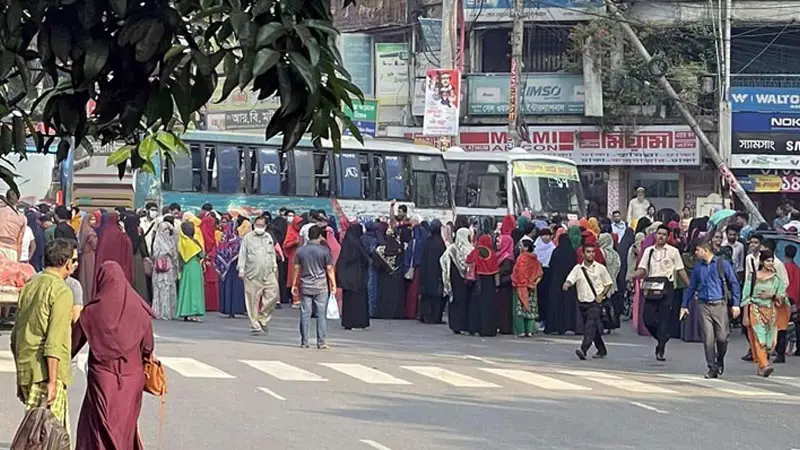 মতিঝিলে গার্মেন্টস শ্রমিকদের সড়ক অবরোধ, তীব্র যানজট