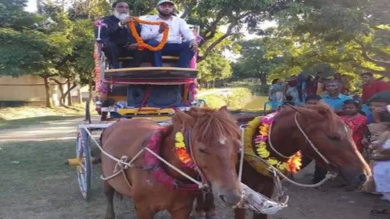 কটিয়াদীতে ঘোড়ার গাড়িতে চড়ে প্রিয় শিক্ষকের বিদায়