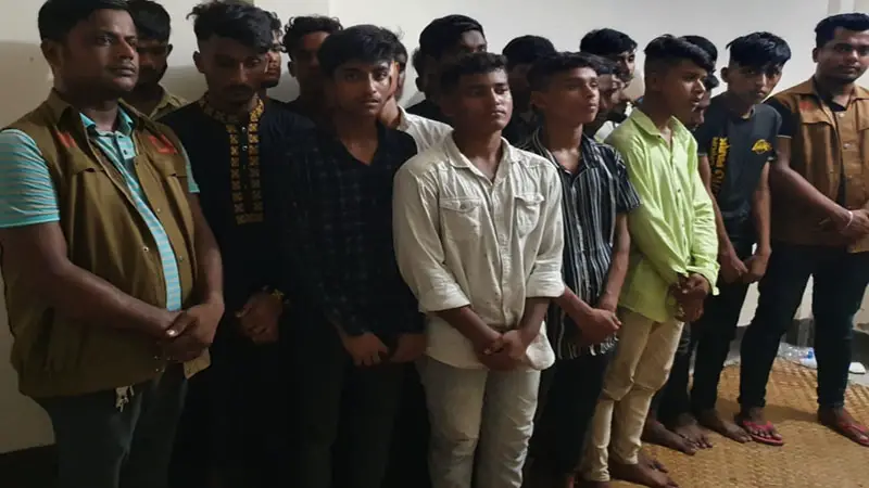 নোয়াখালীতে কিশোর গ্যাংয়ের ১৮ সদস্য গ্রেফতার নোয়াখালীতে কিশোর গ্যাংয়ের ১৮ সদস্য গ্রেফতার