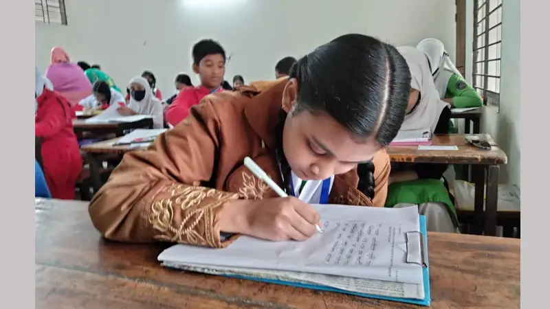 প্রাথমিকের বৃত্তি পরীক্ষায় বসেছে শিক্ষার্থীরা প্রাথমিকের বৃত্তি পরীক্ষায় বসেছে শিক্ষার্থীরা
