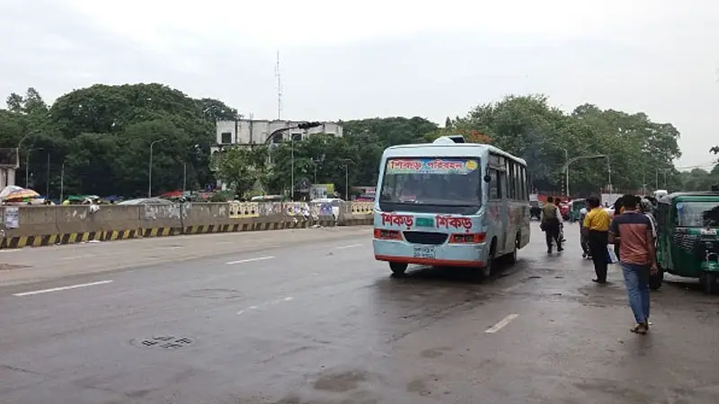 নির্ধারিত ভাড়া মানছে না বাস মালিকরা, দুর্ভোগে যাত্রীরা