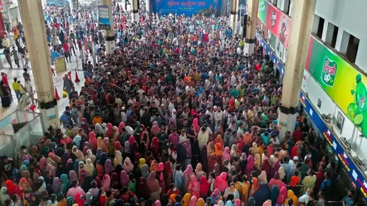 আজও কমলাপুরে উপচেপড়া ভিড় আজও কমলাপুরে উপচেপড়া ভিড়