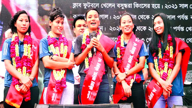 চট্টগ্রামে ভালবাসায় সিক্ত সাফজয়ী ৫ নারী ফুটবলার চট্টগ্রামে ভালবাসায় সিক্ত সাফজয়ী ৫ নারী ফুটবলার
