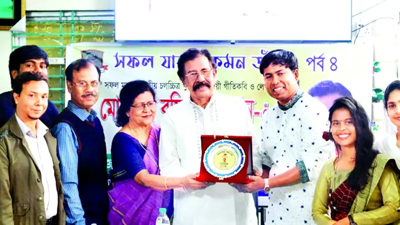 সত্যানুসন্ধানী ‘টুয়েলভ অ্যাংরি ম্যান’ নাটকের মঞ্চায়ন সত্যানুসন্ধানী ‘টুয়েলভ অ্যাংরি ম্যান’ নাটকের মঞ্চায়ন