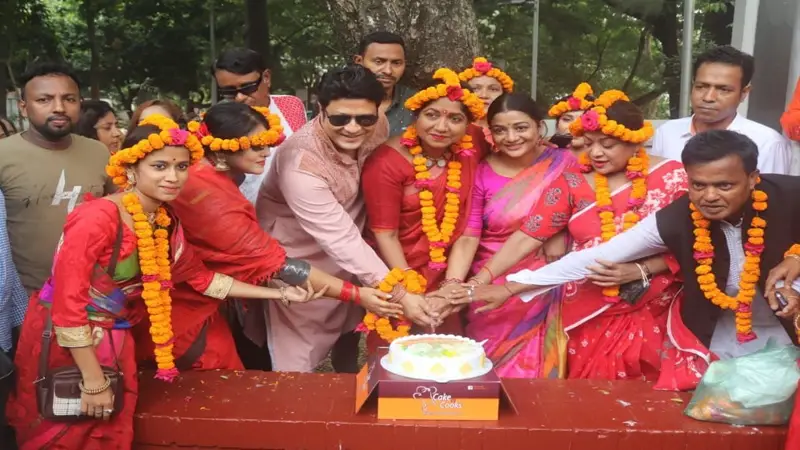 প্রধানমন্ত্রীর জন্মদিন পালন করলেন নাট্য ও চলচ্চিত্র শিল্পীরা প্রধানমন্ত্রীর জন্মদিন পালন করলেন নাট্য ও চলচ্চিত্র শিল্পীরা