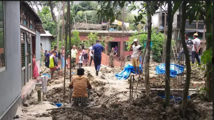 দাউদকান্দিতে সড়ক বন্ধ করে স্থাপনা নির্মাণ, অবরুদ্ধ ৯ পরিবার