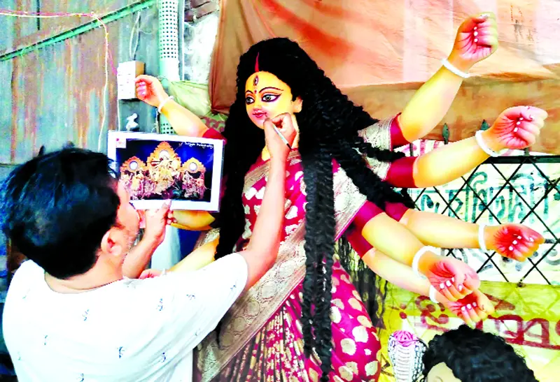 চলছে দুর্গাপূজার শেষ মুহূর্তের প্রস্তুতি ॥ উৎসবের আমেজ চলছে দুর্গাপূজার শেষ মুহূর্তের প্রস্তুতি ॥ উৎসবের আমেজ