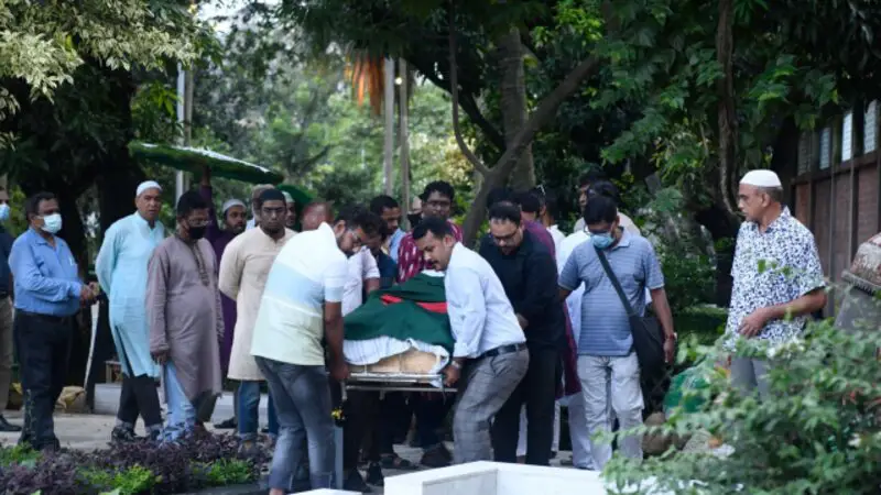 বনানীতে চিরনিদ্রায় শায়িত হলেন তোয়াব খান বনানীতে চিরনিদ্রায় শায়িত হলেন তোয়াব খান