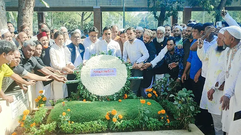 মেয়র হানিফের কবরে সর্বস্তরের মানুষের শ্রদ্ধা