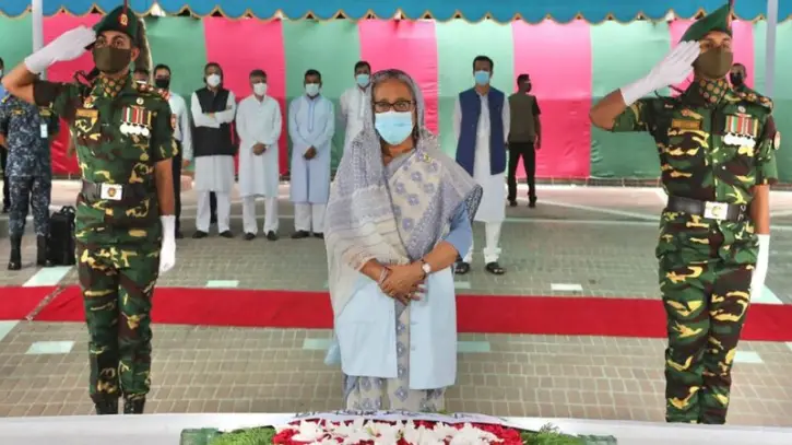 টুঙ্গিপাড়ায় বঙ্গবন্ধুর সমাধিতে প্রধানমন্ত্রীর শ্রদ্ধা টুঙ্গিপাড়ায় বঙ্গবন্ধুর সমাধিতে প্রধানমন্ত্রীর শ্রদ্ধা