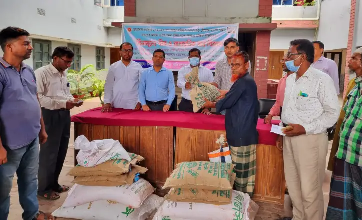 কেশবপুরে কৃষকদের মাঝে বিনামূল্যে বীজ-সার বিতরণ