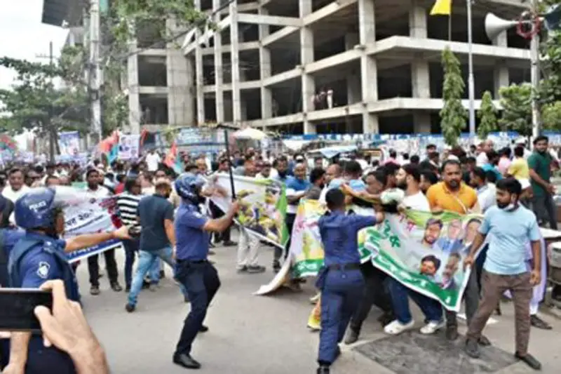 উত্তপ্ত হচ্ছে রাজপথ চলছে শক্তি প্রদর্শনের মহড়া