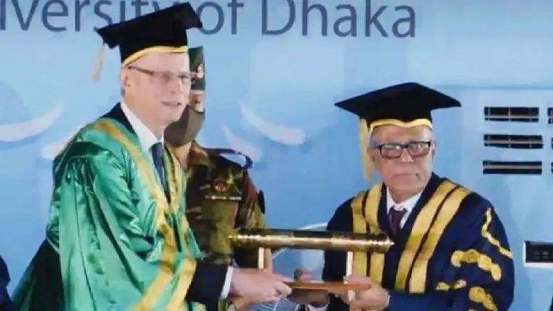 ঢাবির ’ডক্টর অব লজ’ ডিগ্রি পেলেন নোবেল বিজয়ী জঁ তিরোল ঢাবির ’ডক্টর অব লজ’ ডিগ্রি পেলেন নোবেল বিজয়ী জঁ তিরোল