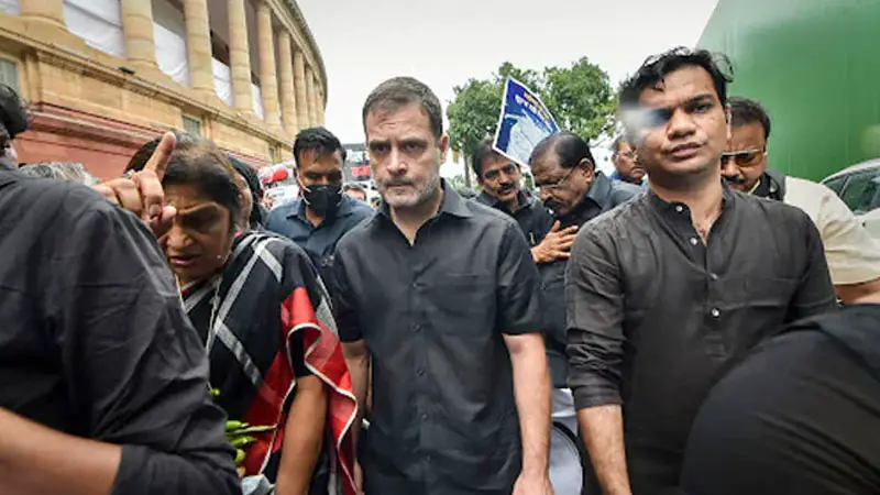 কংগ্রেস নেতা রাহুল গান্ধী আটক কংগ্রেস নেতা রাহুল গান্ধী আটক