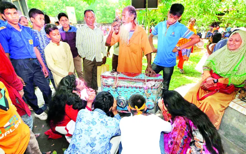 বায়োস্কোপওয়ালারা এখন শহরমুখী হচ্ছেন বায়োস্কোপওয়ালারা এখন শহরমুখী হচ্ছেন