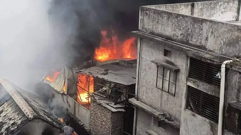 চকবাজারে অগ্নিকাণ্ডের ঘটনায় হোটেল মালিক গ্রেফতার