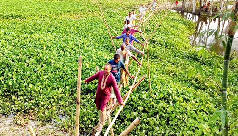 চিলমারীতে সেতুর অভাবে গ্রামবাসীর দুর্ভোগ চিলমারীতে সেতুর অভাবে গ্রামবাসীর দুর্ভোগ