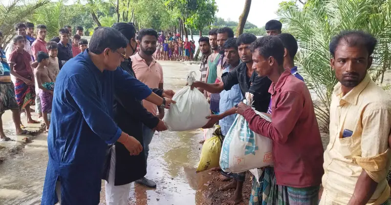 জোয়ারের পানিতে ক্ষতিগ্রস্থ পরিবারের মাঝে চাল বিতরণ জোয়ারের পানিতে ক্ষতিগ্রস্থ পরিবারের মাঝে চাল বিতরণ