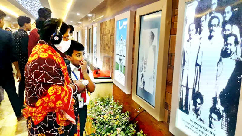 রাজবাড়ীতে ভ্রাম্যমাণ রেল জাদুঘরে দর্শনার্থীদের ভিড় রাজবাড়ীতে ভ্রাম্যমাণ রেল জাদুঘরে দর্শনার্থীদের ভিড়