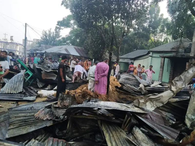 সিরাজগঞ্জে আগুনে পুড়ে ছাই ১০টি দোকান