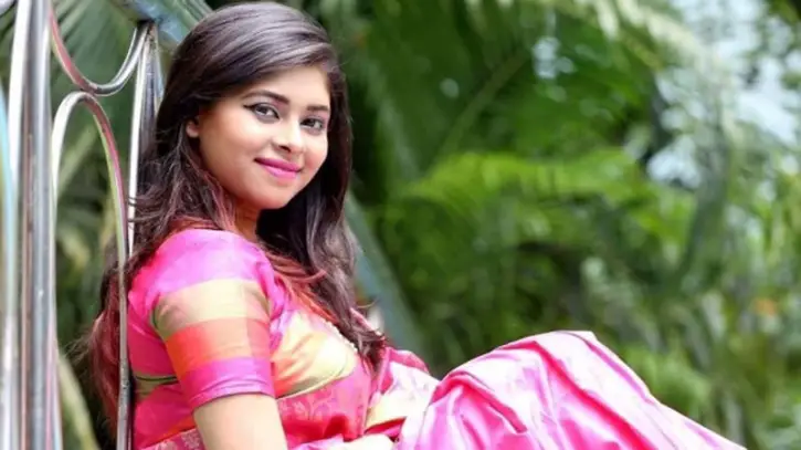 প্রথমবারের মত বড় পর্দায় অভিষেক হচ্ছে গায়িকা লুইপার প্রথমবারের মত বড় পর্দায় অভিষেক হচ্ছে গায়িকা লুইপার