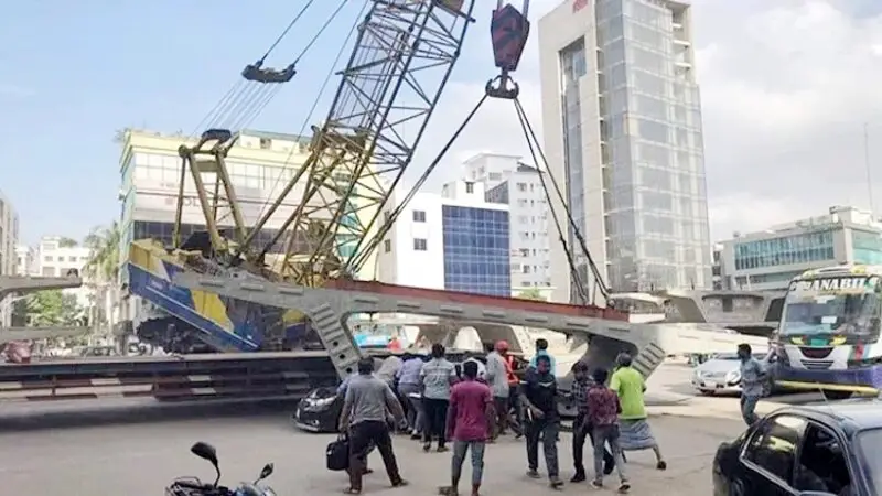 ক্রেন চালাচ্ছিলেন হেলপার ক্রেন চালাচ্ছিলেন হেলপার