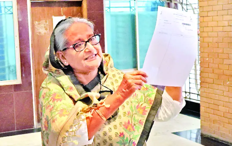 ১০ টাকার টিকিট কেটে চোখ দেখালেন প্রধানমন্ত্রী ১০ টাকার টিকিট কেটে চোখ দেখালেন প্রধানমন্ত্রী