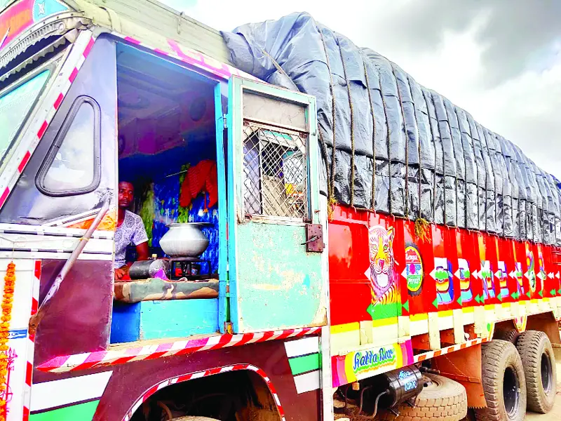 হাজার মাইল পাড়ি দিয়ে নিজেরাই রান্না করেন হাজার মাইল পাড়ি দিয়ে নিজেরাই রান্না করেন