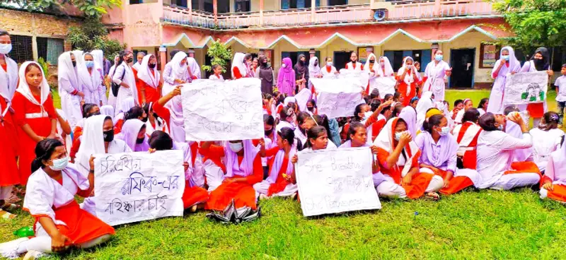 প্রধান শিক্ষকের শাস্তি দাবিতে বিক্ষোভ প্রধান শিক্ষকের শাস্তি দাবিতে বিক্ষোভ
