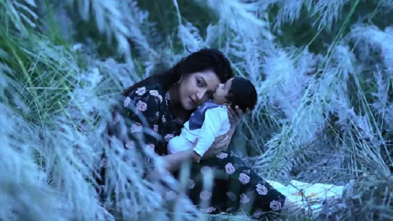 ছেলেকে নিয়ে কাশবনে পরীমনি ছেলেকে নিয়ে কাশবনে পরীমনি
