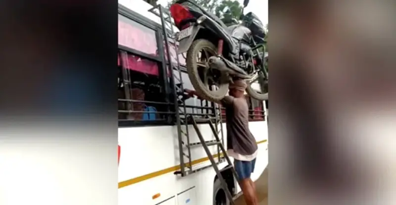 মোটরসাইকেল মাথায় নিয়ে বাসের ছাদে উঠলেন যুবক! মোটরসাইকেল মাথায় নিয়ে বাসের ছাদে উঠলেন যুবক!