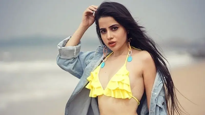 গায়ে জড়ানো স্ট্র্যাপ, উরফি আসতেই ‘ঠাকুর দেখার ভিড়’ সড়কে গায়ে জড়ানো স্ট্র্যাপ, উরফি আসতেই ‘ঠাকুর দেখার ভিড়’ সড়কে