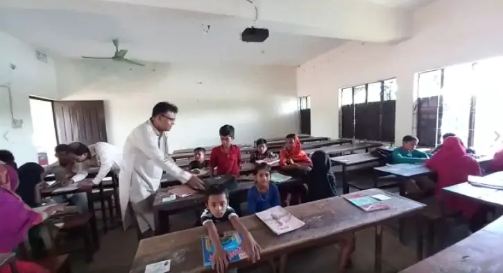 পানিবন্দি শিক্ষার্থীদের বিকল্প ব্যবস্থায় শিক্ষা দান পানিবন্দি শিক্ষার্থীদের বিকল্প ব্যবস্থায় শিক্ষা দান