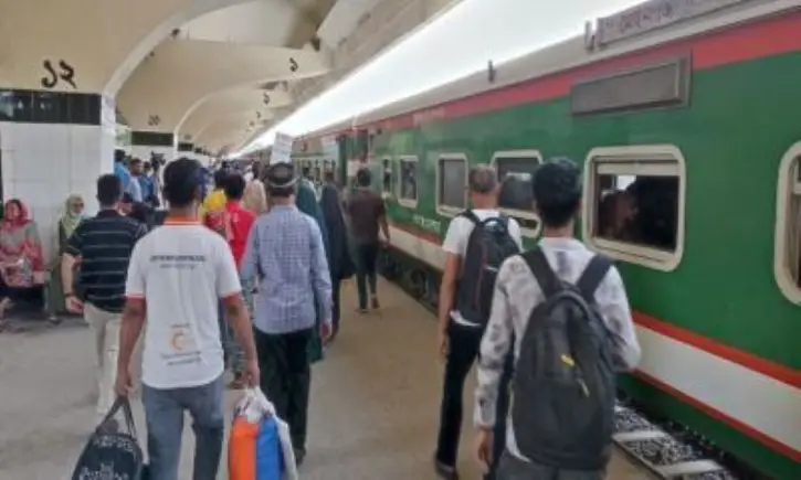 বিলম্ব সঙ্গী করেই রেলে যাত্রা শুরু বিলম্ব সঙ্গী করেই রেলে যাত্রা শুরু