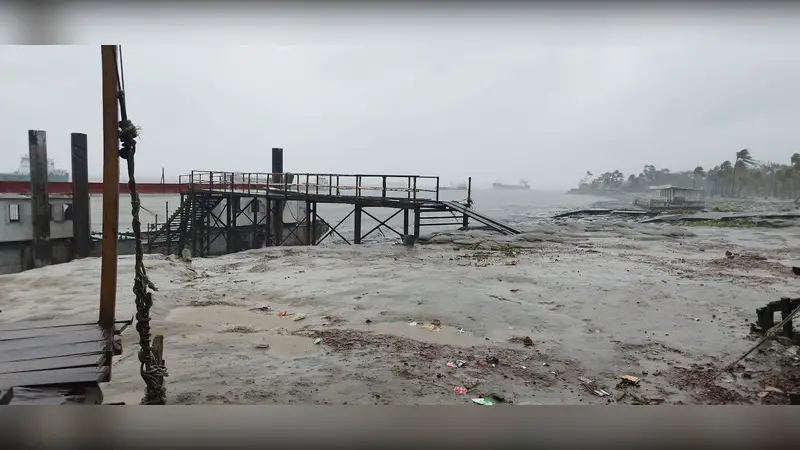 হাতিয়ায় ৭নং বিপদ সংকেত  নৌ-যান চলাচল বন্ধ, ঘরবাড়ী বিধ্বস্ত