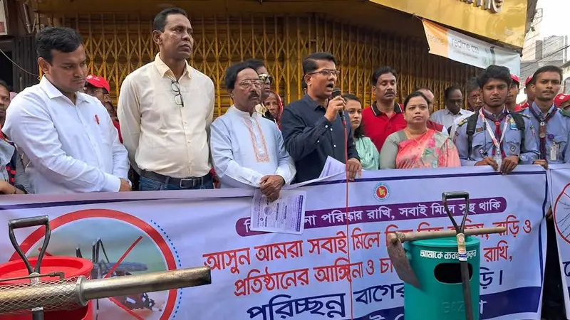 হেঁটে হেঁটে সচেতনতায় প্রচারপত্র বিলি করলেন ডিসি-মেয়র হেঁটে হেঁটে সচেতনতায় প্রচারপত্র বিলি করলেন ডিসি-মেয়র