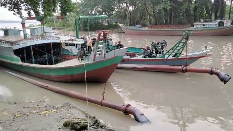 বাকেরগঞ্জ অবৈধভাবে বালু উত্তলনের মহাউৎসব