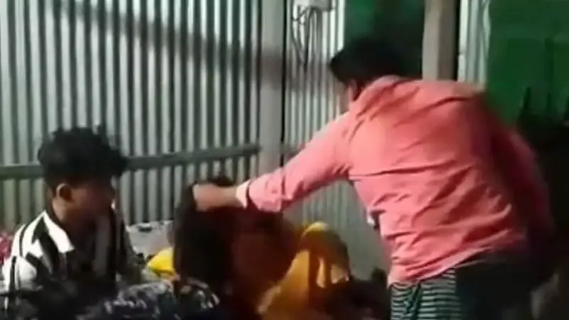 মারধরের পর কিশোরীকে বিয়ে দিলেন ইউপি সদস্য, থানায় মামলা মারধরের পর কিশোরীকে বিয়ে দিলেন ইউপি সদস্য, থানায় মামলা