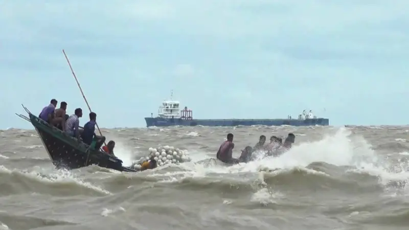 সাগরে ৭ ট্রলারডুবি ৫১ জেলে উদ্ধার নিখোঁজ ২১